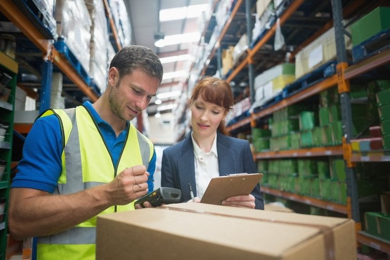 A 3PL manager works with a merchant to review inventory and the fulfillment process.