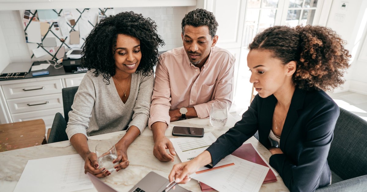 A couple go over their personal finances with a lender.