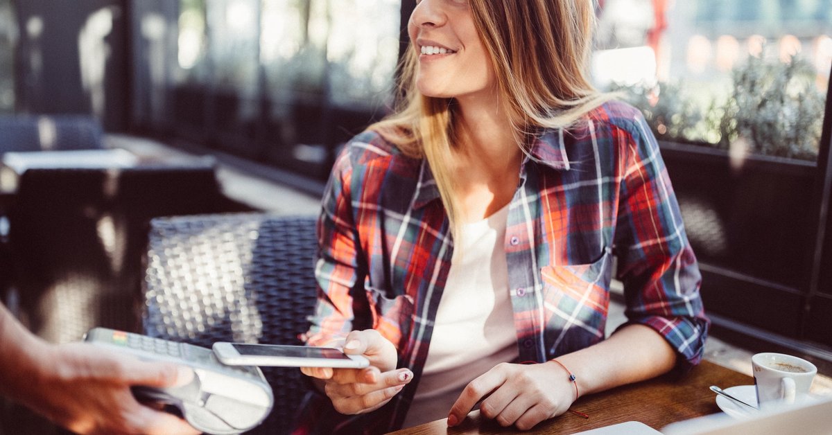 Customer paying in restaurant with mobile pay