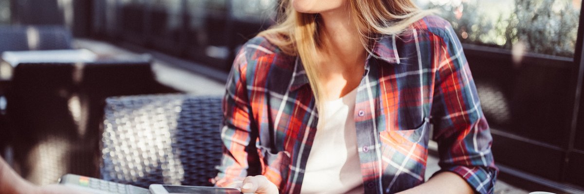 Customer paying in restaurant with mobile pay