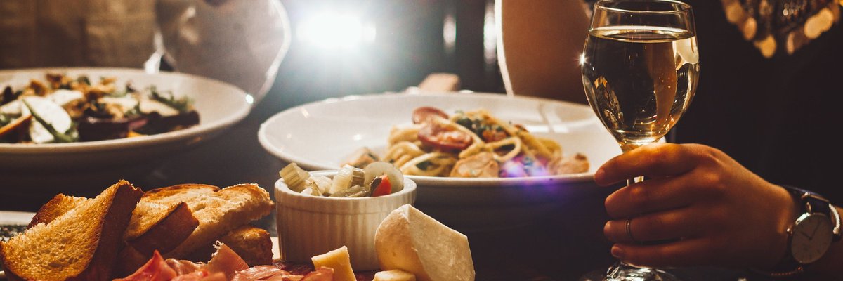 Dinner plates and wine glasses at a fancy restaurant.