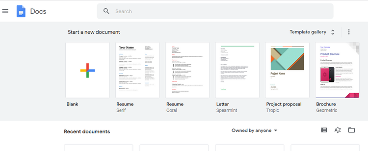 Zrzut ekranu strony &bdquo;Rozpocznij nowy dokument&rdquo; w Google Docs, w której użytkownicy mogą otworzyć pustą stronę lub użyć wstępnie zbudowanego szablonu
