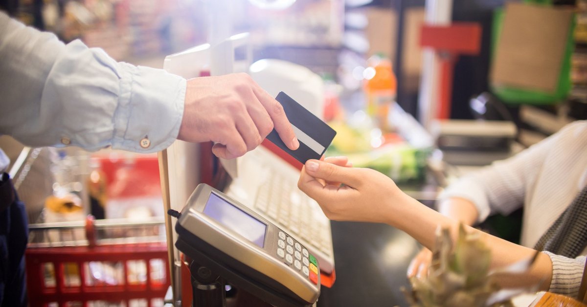 A man paying for groceries with a credit card.