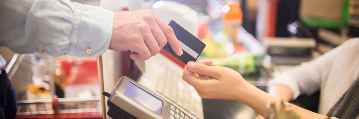 A man paying for groceries with a credit card.