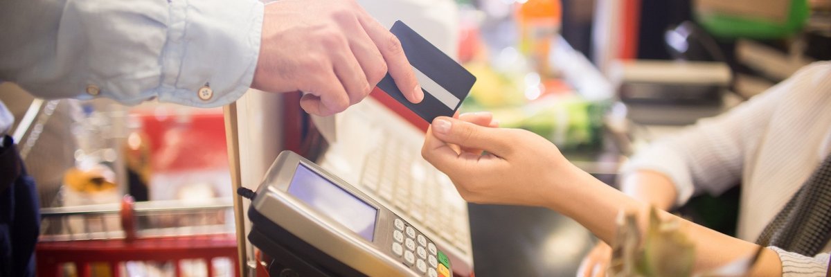 A man paying for groceries with a credit card.