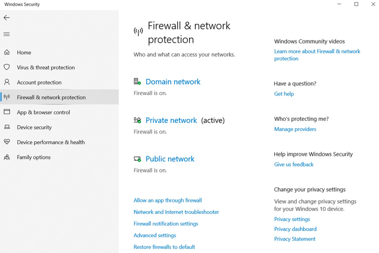 หน้าจอไฟร์วอลล์แสดงการตั้งค่าที่มีอยู่เพื่อจัดการไฟร์วอลล์ของเครือข่ายใน Windows Security