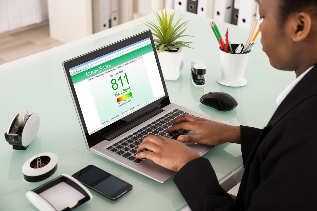 Man using laptop to display his excellent 811 credit score.