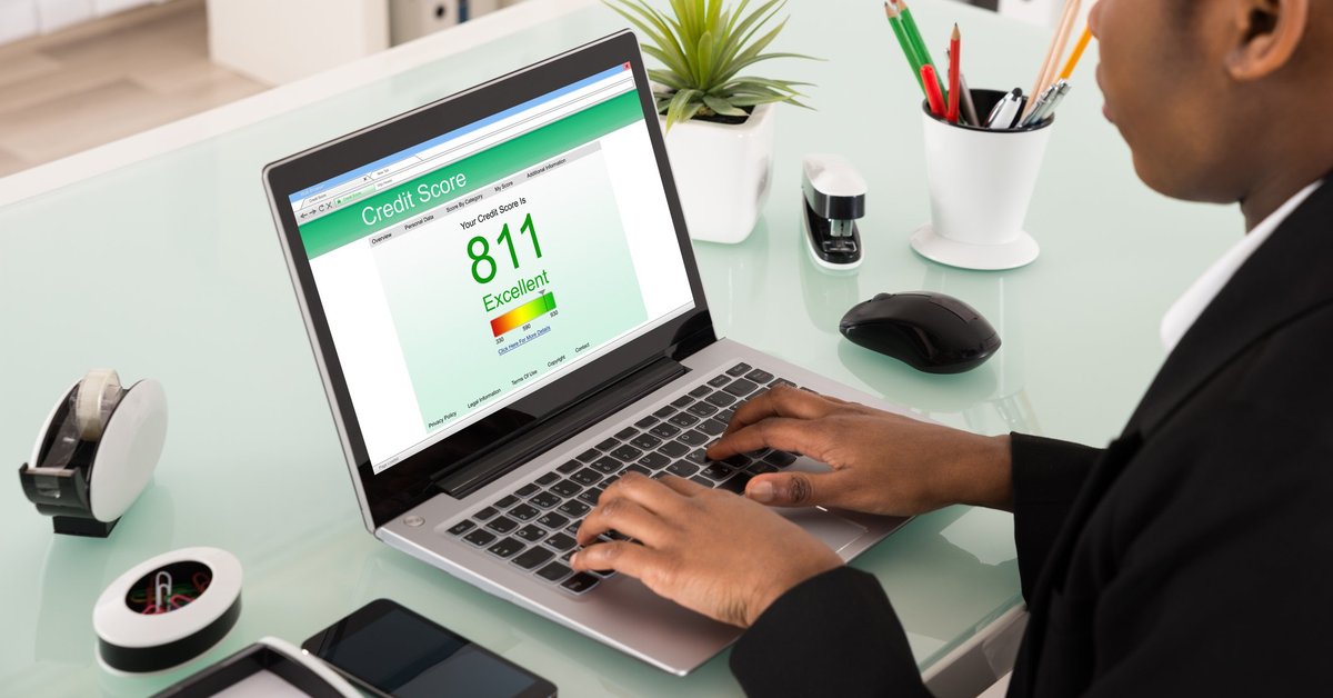Man using laptop to view his excellent credit score of 811.