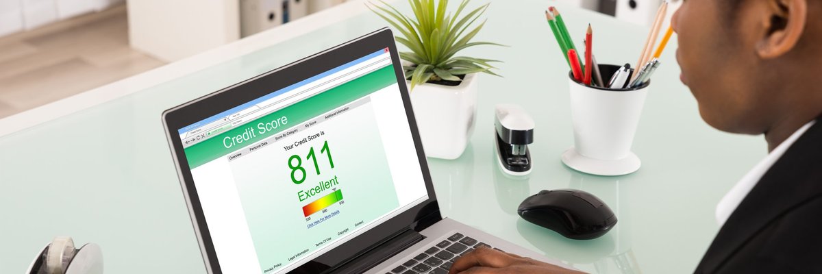 Man using laptop to view his excellent credit score of 811.