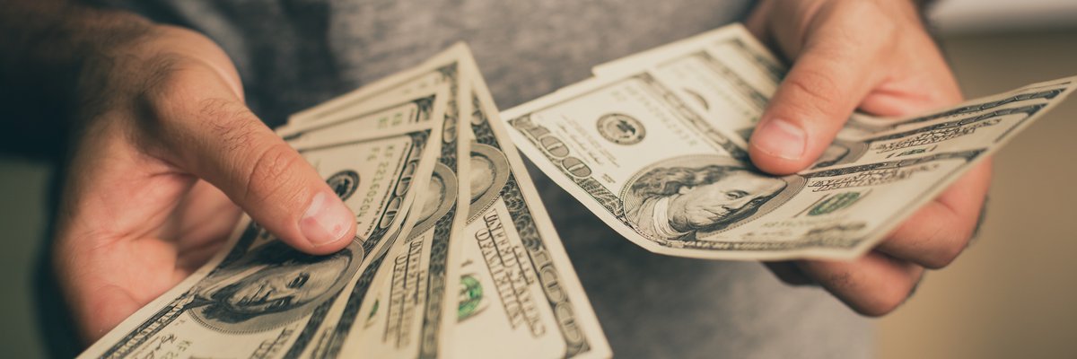 man count $100 bills