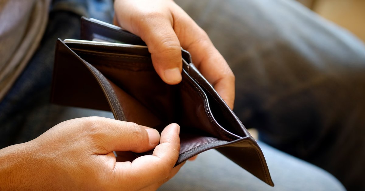 Hands open up a wallet showing that the inside is empty.