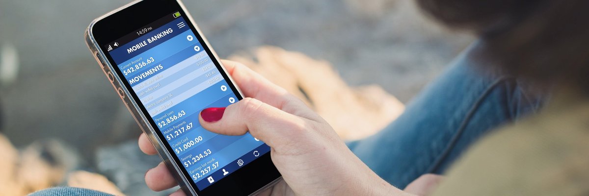woman on smart phone using budgeting apps