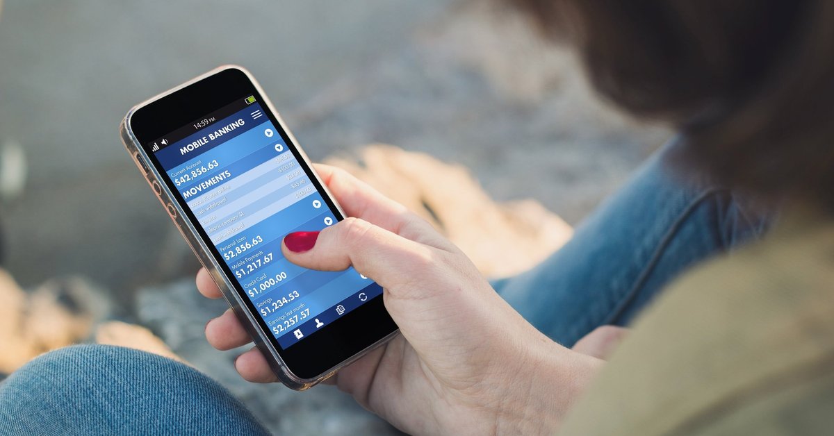woman on smart phone using budgeting apps