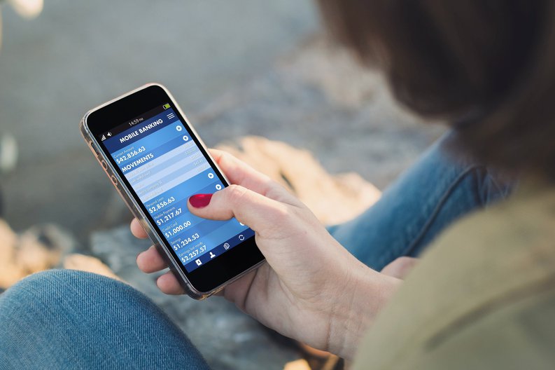 woman on smart phone using budgeting apps