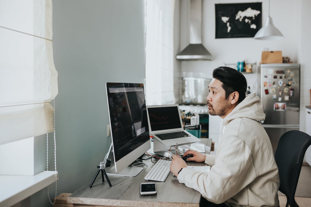 A young daytrader works at home.