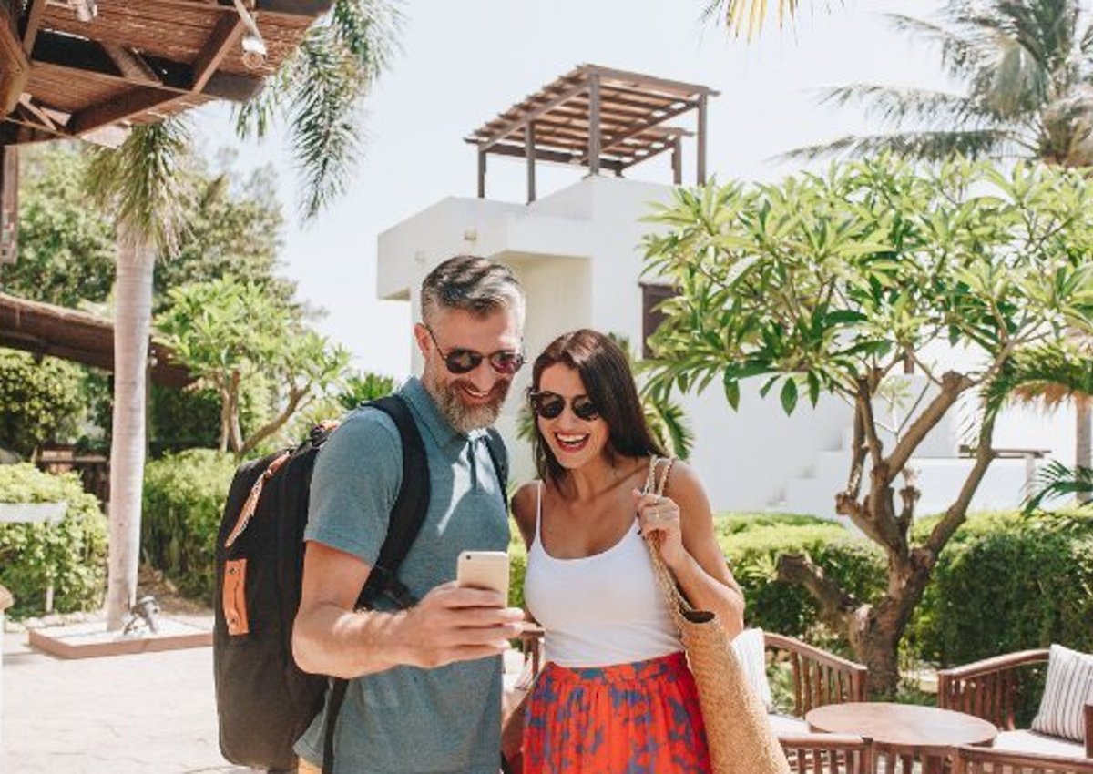 couple traveling