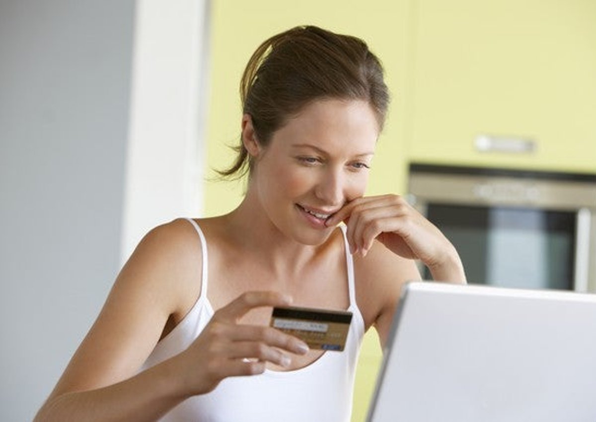 A woman paying her credit card bill online.