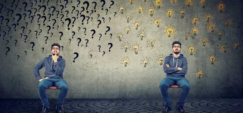 The same man transposed side by side, one surrounded by question marks and the other by lightbulbs.