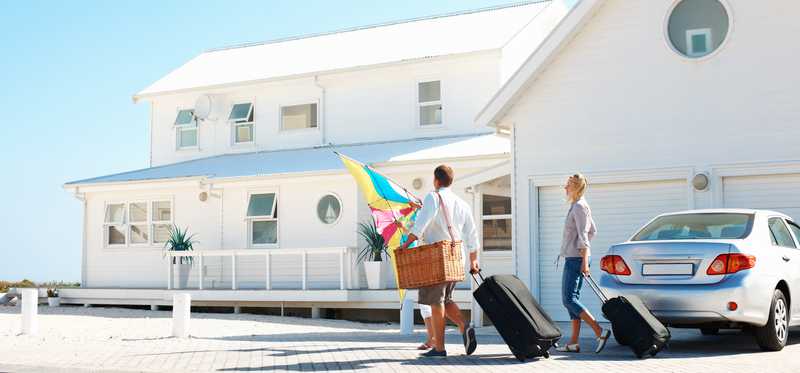 People arriving at a vacation beach house.