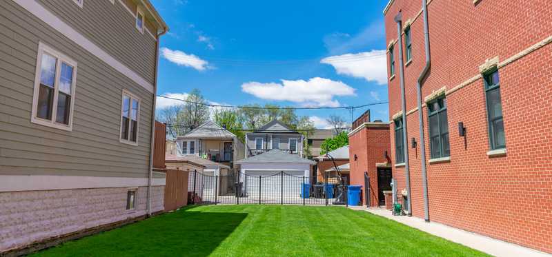 Vacant residential lot between two homes.
