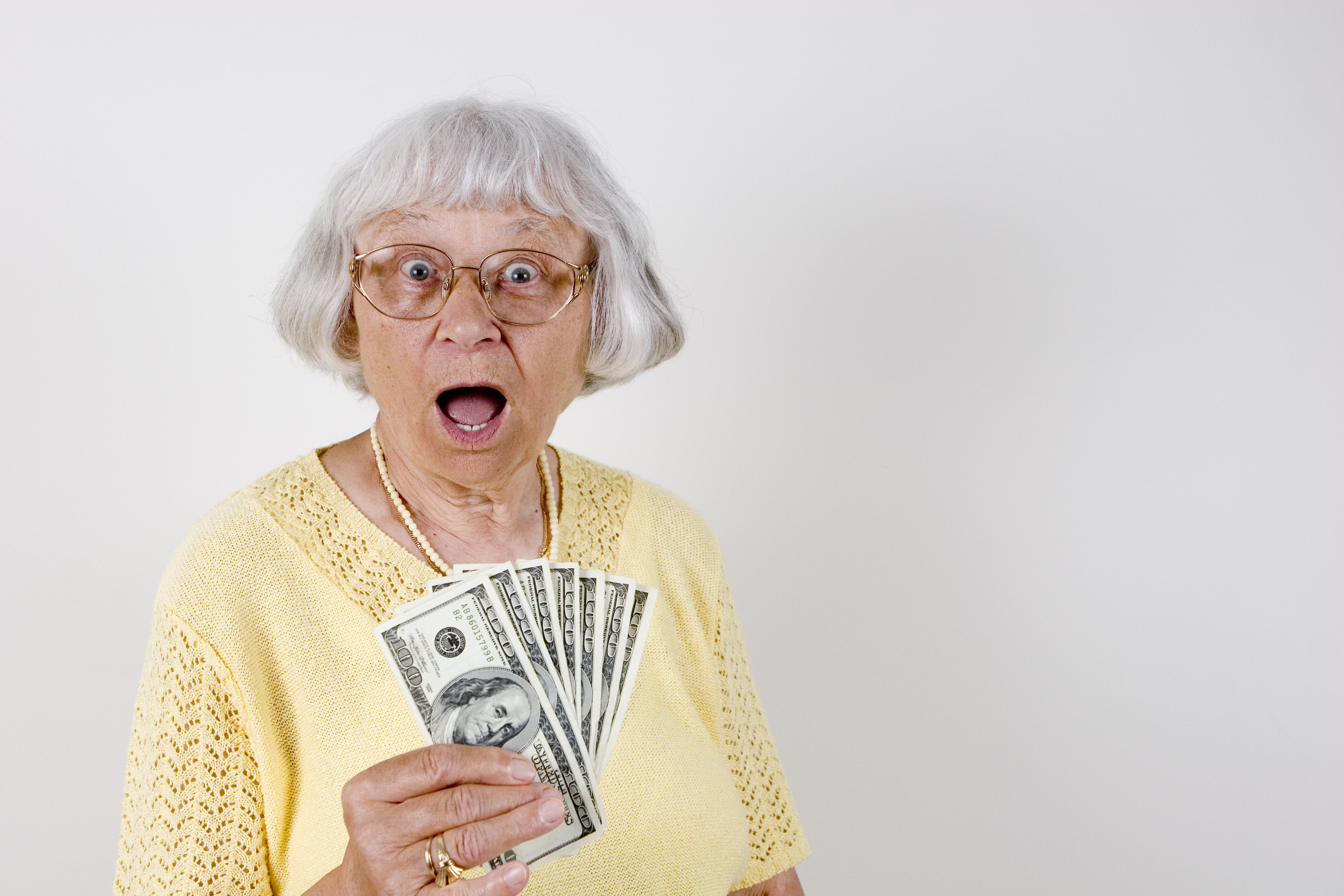 Радоваться бабушке. Бабка с деньгами. Удивленная бабка. Пожилые деньги. Пенсионер с деньгами.