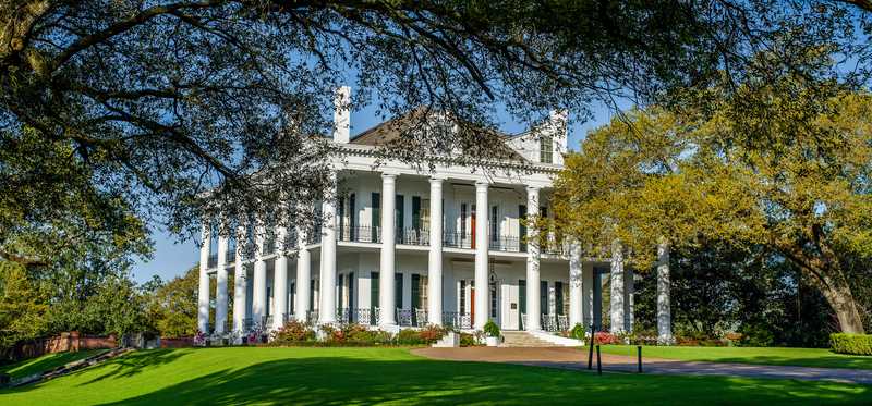 A large antebellum home in Natchez, Mississippi.