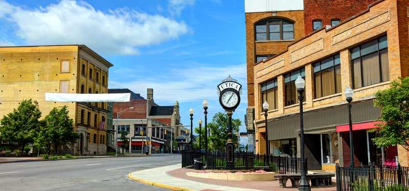 A street view of Utica, New York.