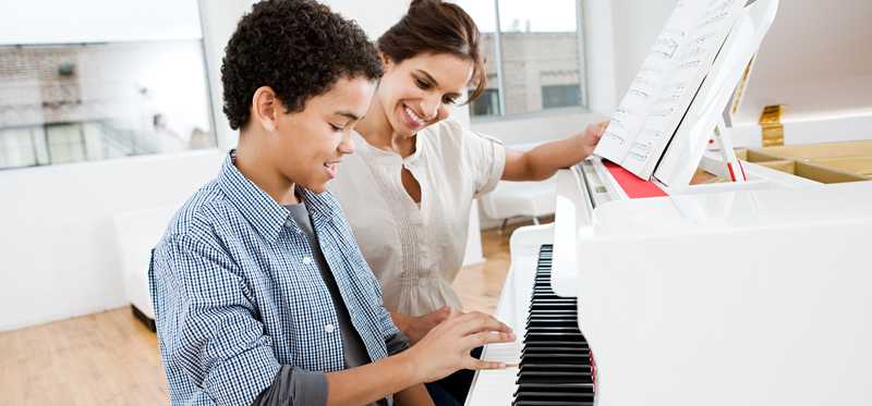 Учитель и ученик фортепиано. Преподаватель фортепиано. Уроки фортепиано для студентов. Учитель игры на пианино. Частные уроки игры