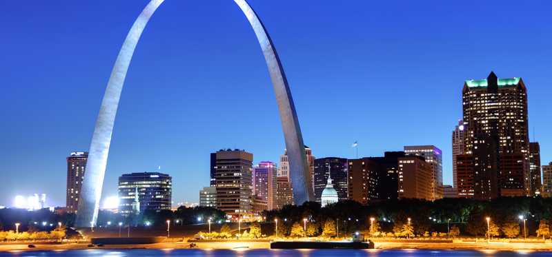 An evening view of St. Louis' Gateway Arch in and city skyline.