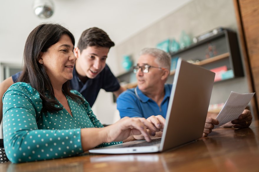 People share information on a laptop at home.