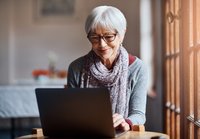 older_woman_using_laptop