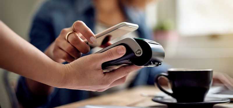 Person paying digitally at restaurant.