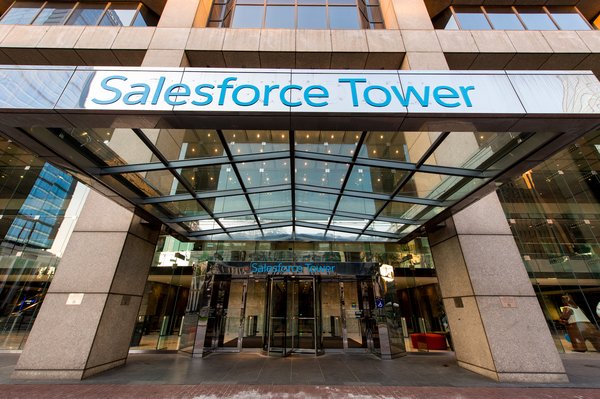 Exterior entryway of Salesforce Tower in Indianapolis