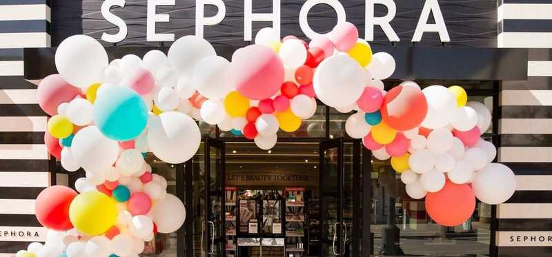 A Sephora storefront decorated with balloons.