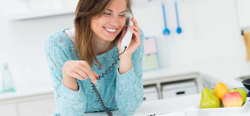 Woman smiling wall on her telephone.