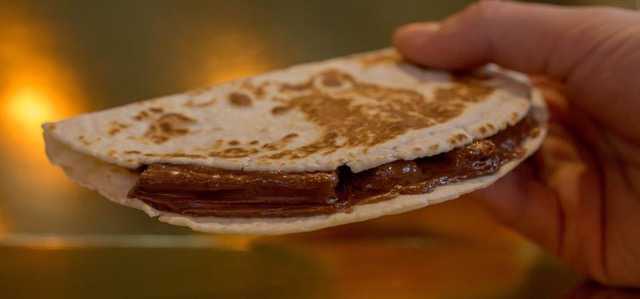 A hand holding a Taco Bell Chocoladilla