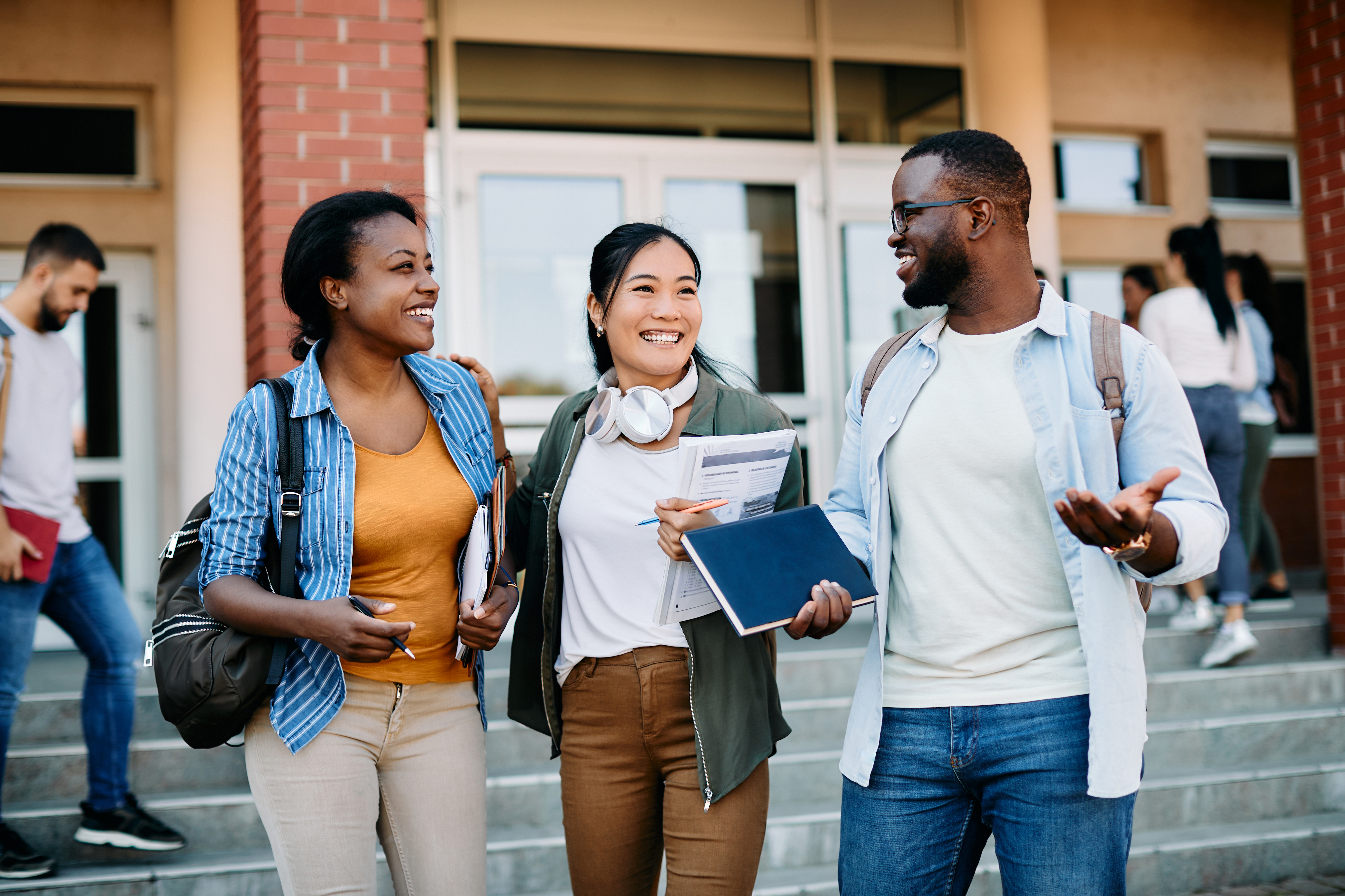 GettyImages-1390975349 Three smiling college students.
