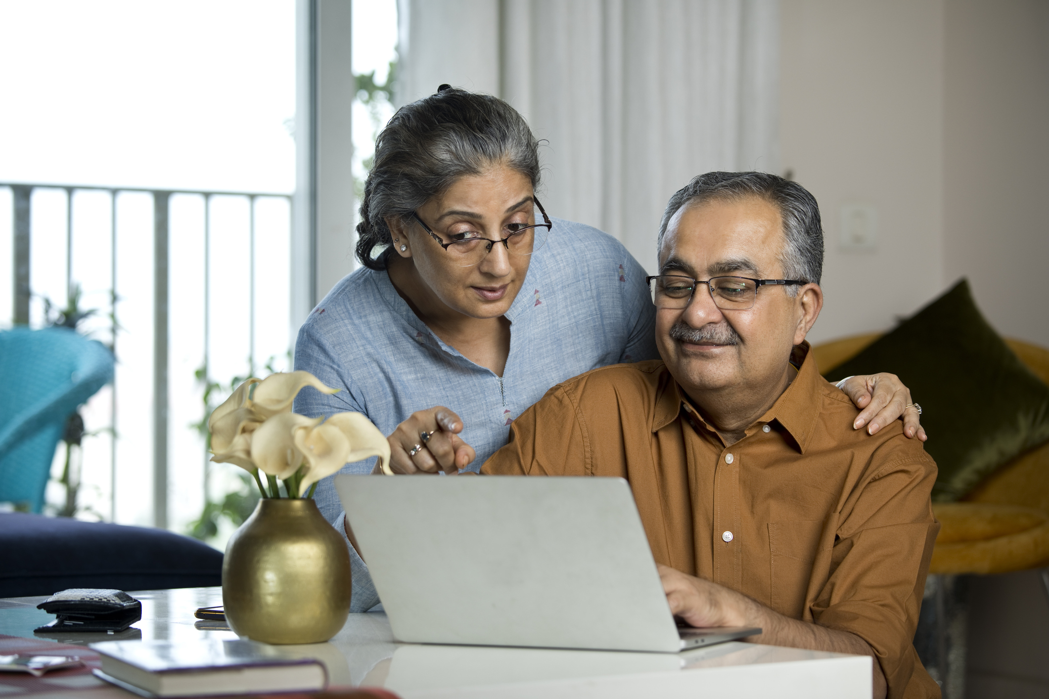 Senior couple laptop_GettyImages-1336702964