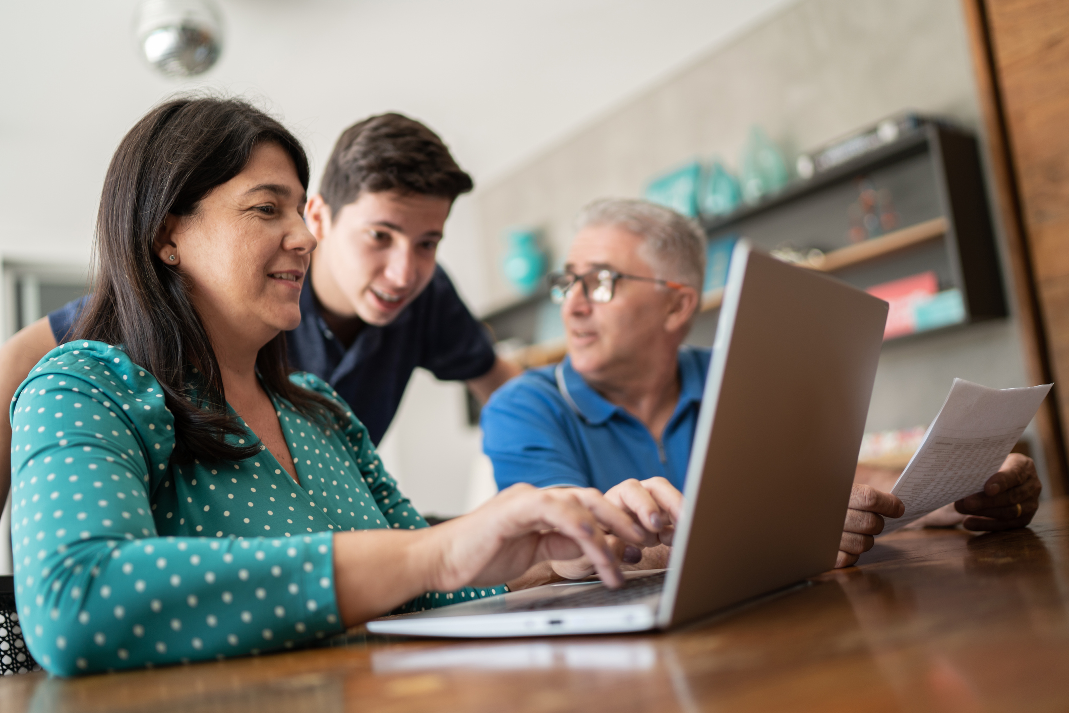 family-investing People share information on a laptop at home.