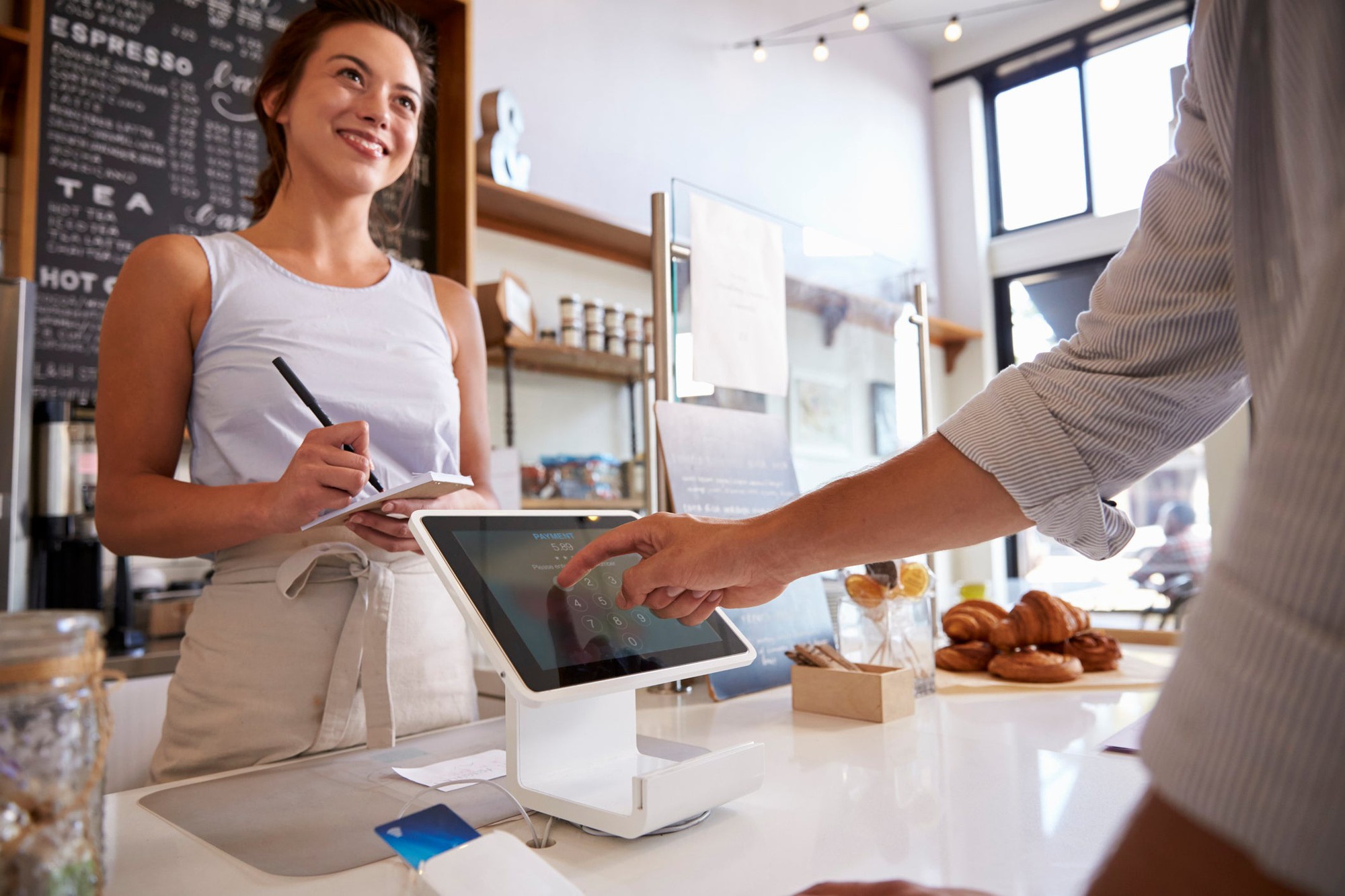 smiling_barista_taking_order