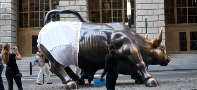 Photo of New York's charging bull wearing an undergarment.
